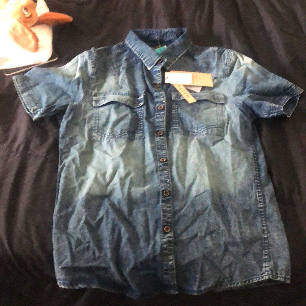 Demi’s shirt